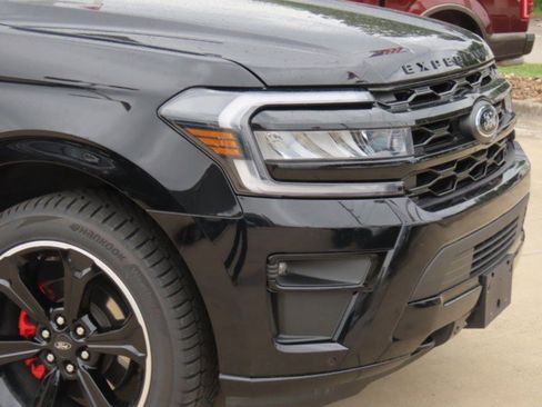 Used 2023 Ford Expedition Limited AWD/4WD image 5