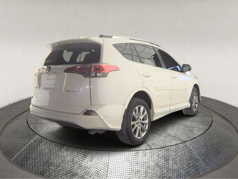 Used 2018 Toyota RAV4 Platinum FWD image 2