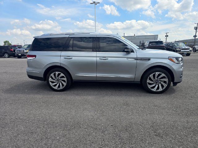 Used 2023 Lincoln Navigator Reserve AWD/4WD image 2