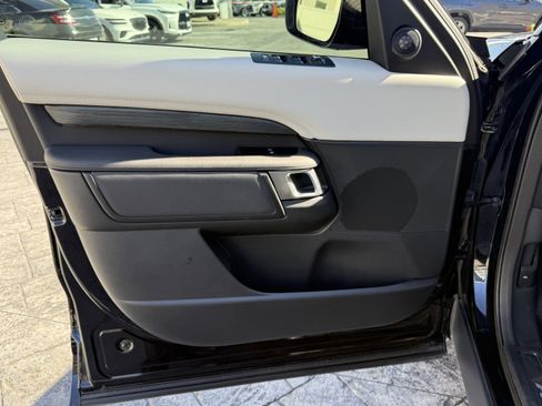 Used 2021 Land Rover Discovery S R-Dynamic image 9