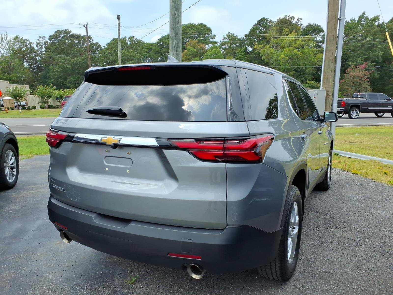 Used 2023 Chevrolet Traverse LS FWD image 4