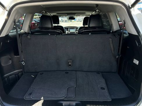 Used 2019 Toyota Highlander SE w/ Carpet Mat Package (TMS) FWD image 15