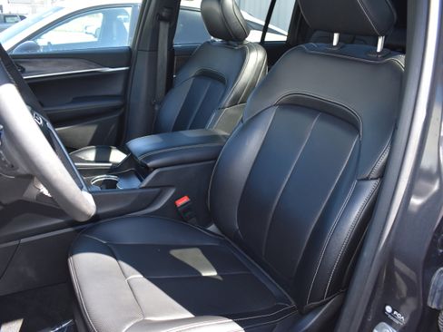 Used 2024 Jeep Grand Cherokee Limited w/ Luxury Tech Group II image 27