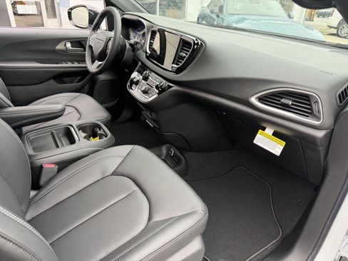 New 2027 Chrysler Pacifica LX FWD image 5
