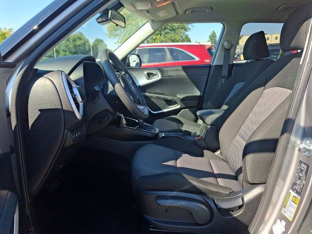 Used 2025 Kia Soul LX w/ LX Technology Package FWD image 13