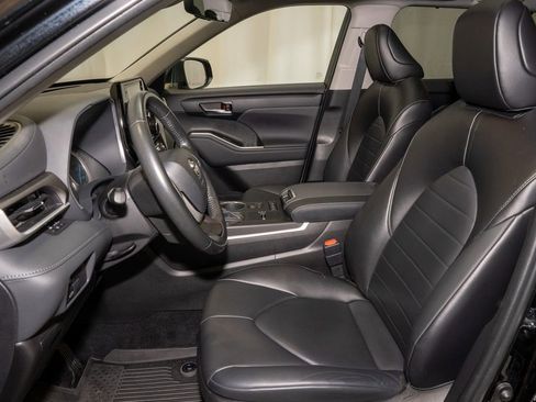 Used 2022 Toyota Highlander XLE image 13