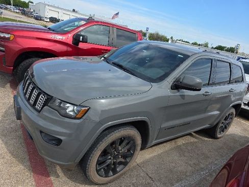 Used 2021 Jeep Grand Cherokee Laredo X AWD/4WD image 2