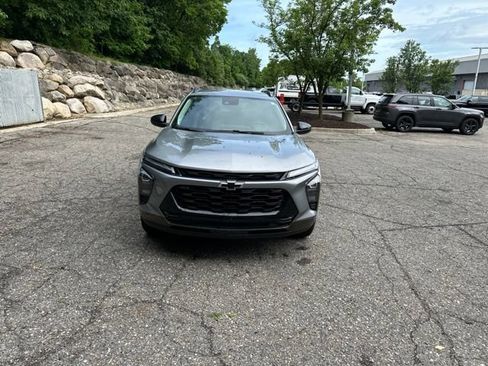 Used 2024 Chevrolet Trax ACTIV w/ Driver Confidence Package FWD image 3