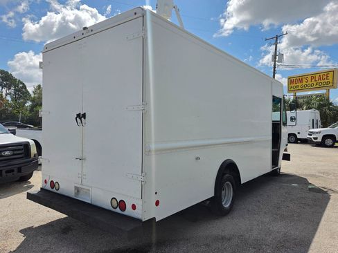 Used 2017 Ford E-350 and Econoline 350 Super Duty w/ A/C Prep Package RWD image 4