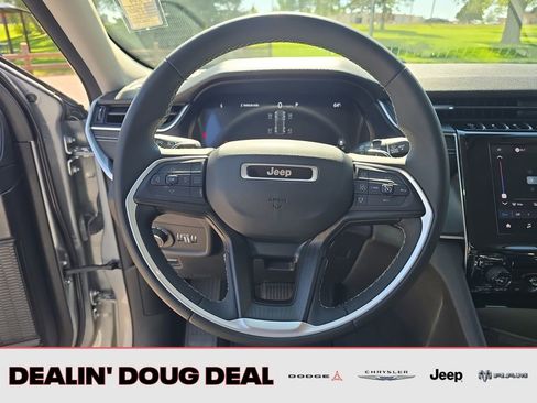 Used 2023 Jeep Grand Cherokee Laredo AWD/4WD image 15