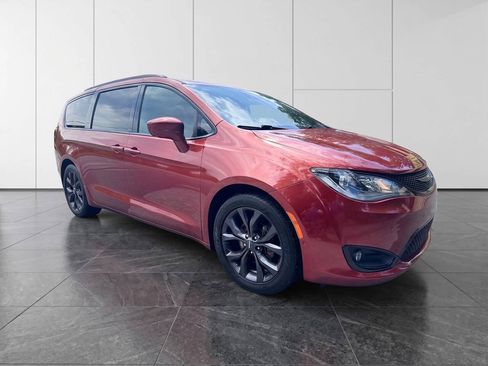 Used 2018 Chrysler Pacifica Touring-L w/ Advanced Safetytec Group FWD image 1