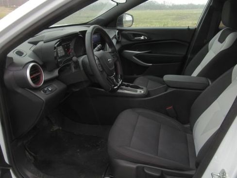 Used 2025 Chevrolet Trax RS w/ Sunroof Package image 3