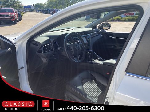 Used 2020 Toyota Camry SE FWD image 3