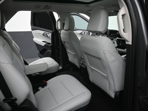 Certified 2025 Ford Explorer Platinum w/ Ultimate Package AWD/4WD image 14