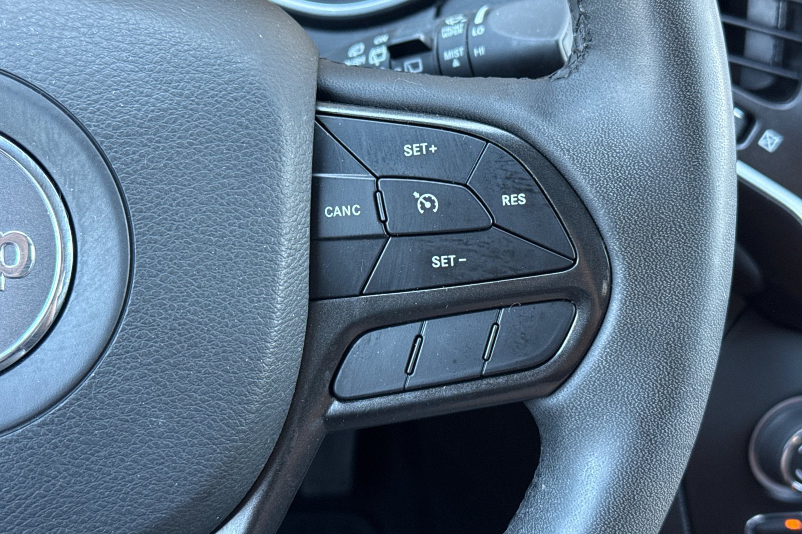 Used 2022 Jeep Cherokee Trailhawk w/ Comfort/Convenience Group AWD/4WD image 37
