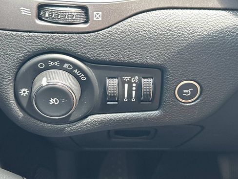 Used 2020 Jeep Cherokee Limited FWD image 37