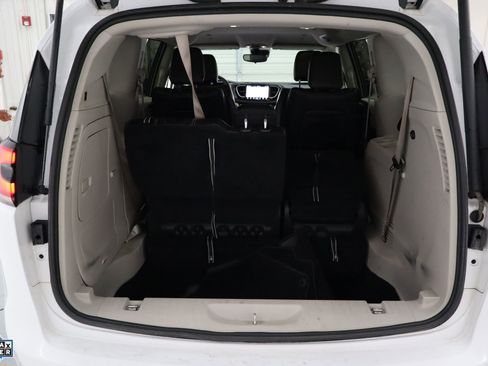 Used 2024 Chrysler Pacifica Select image 25