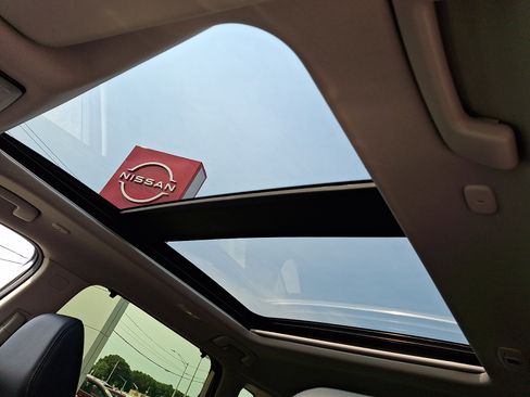 Certified 2023 Nissan Rogue Platinum w/ Platinum Premium Package AWD/4WD image 16