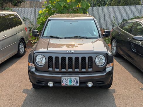 Used 2014 Jeep Patriot Latitude FWD image 11
