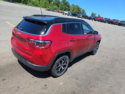Used 2025 Jeep Compass Limited AWD/4WD image 8