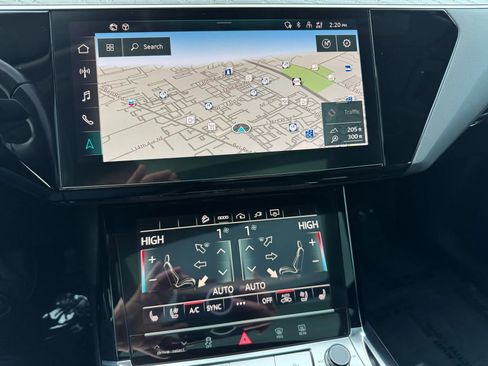 Used 2022 Audi e-tron Premium Plus w/ Premium Plus Package image 38