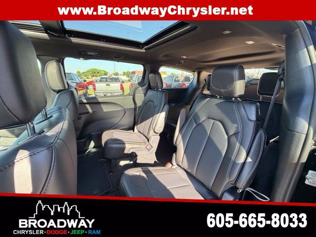 New 2027 Chrysler Pacifica Select FWD image 14