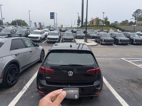 Used 2017 Volkswagen Golf 4-Door FWD image 5