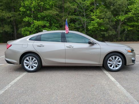 Used 2025 Chevrolet Malibu LT FWD image 3