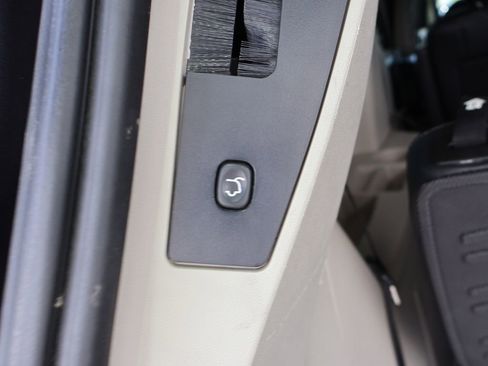 Used 2016 Chrysler Town & Country Touring FWD image 18