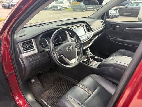 Used 2019 Toyota Highlander SE w/ Nightshade Edition image 5