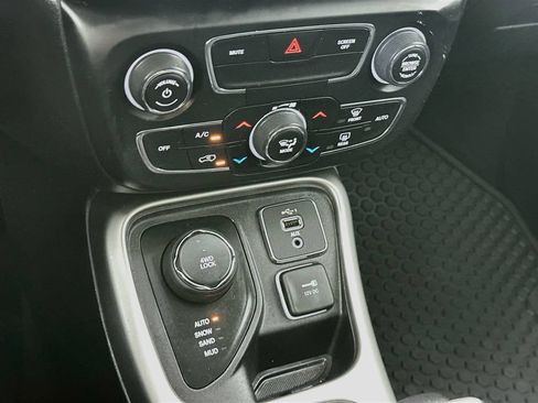 Used 2019 Jeep Compass Latitude w/ Cold Weather Group AWD/4WD image 18
