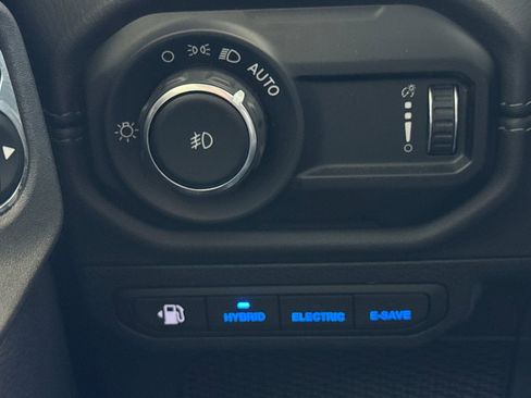 Used 2025 Jeep Wrangler Unlimited Sahara AWD/4WD image 31