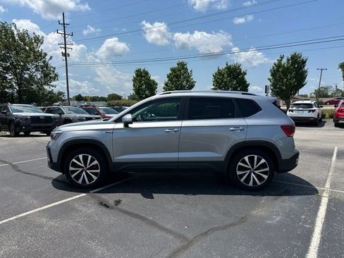 Used 2023 Volkswagen Taos SE w/ Panoramic Sunroof Package AWD/4WD image 4