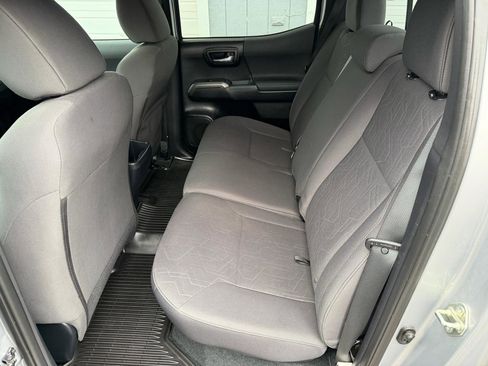 Used 2017 Toyota Tacoma TRD Off-Road w/ Tow Package (A/T) AWD/4WD image 9