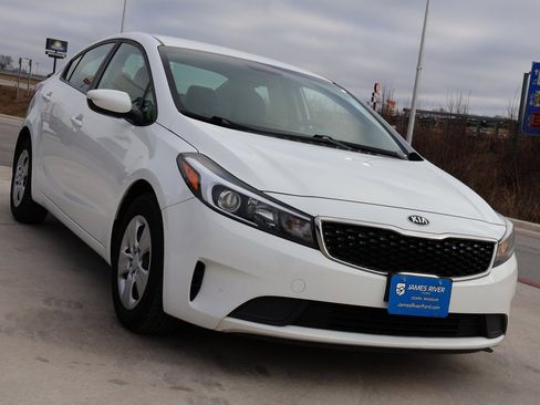 Used 2017 Kia Forte LX image 6