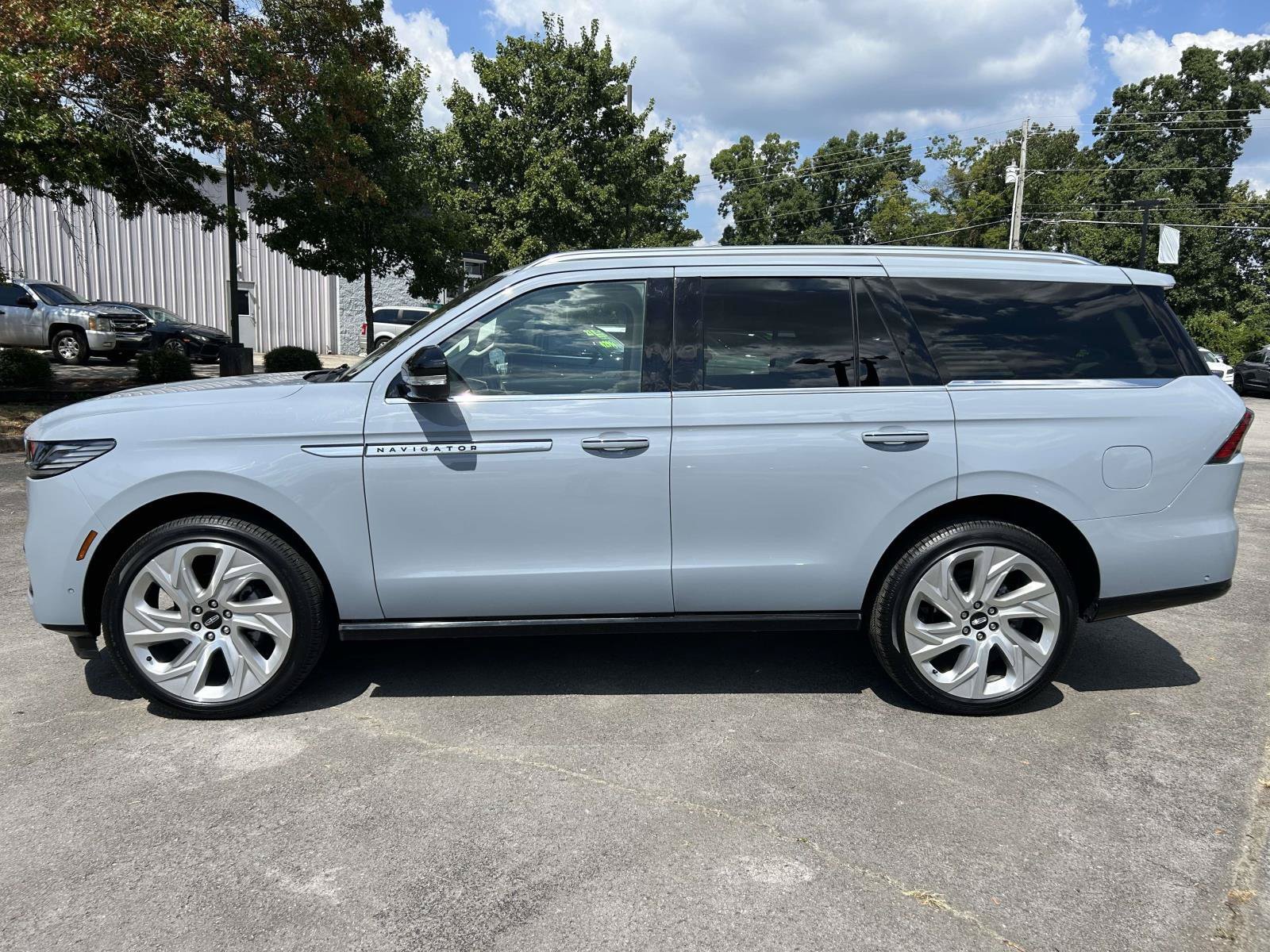 Certified 2025 Lincoln Navigator Reserve AWD/4WD image 8