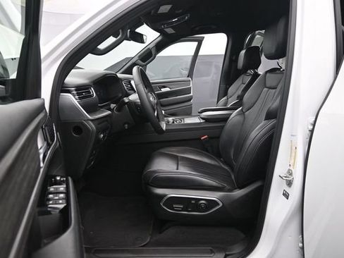 Used 2024 Jeep Wagoneer L Series II w/ Flexible Seating Group AWD/4WD image 10