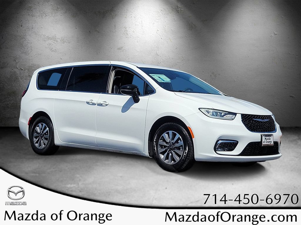 Used 2024 Chrysler Pacifica Limited FWD image 1