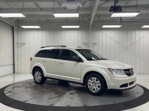 Used 2018 Dodge Journey SE w/ Connectivity Group FWD image 2