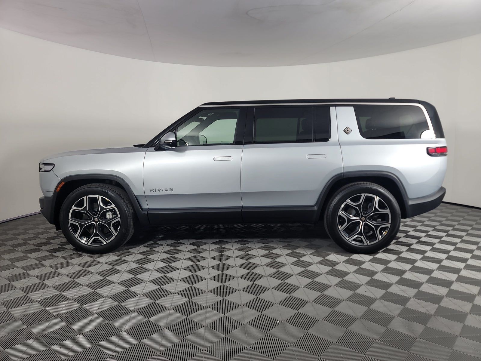 Used 2025 Rivian R1S Adventure Dual AWD/4WD image 2