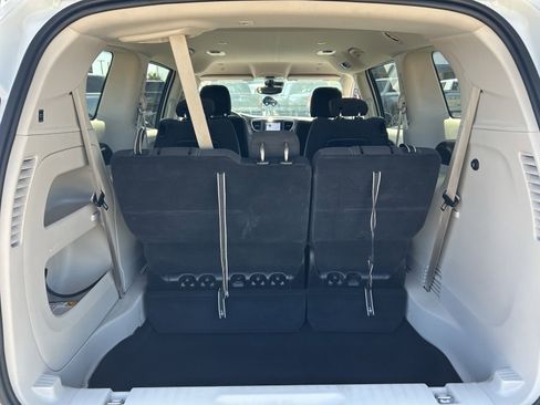 Used 2023 Chrysler Voyager LX FWD image 10
