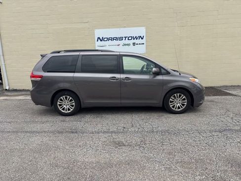 Used 2013 Toyota Sienna XLE FWD image 2