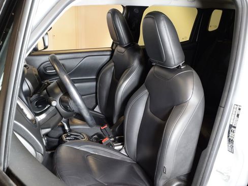 Used 2019 Jeep Renegade Limited w/ UConnect 8.4 Nav Group AWD/4WD image 3