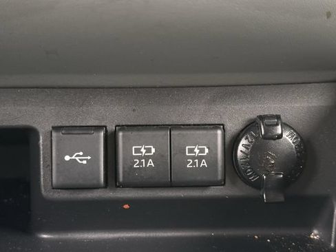 Used 2021 Toyota Highlander XLE FWD image 23