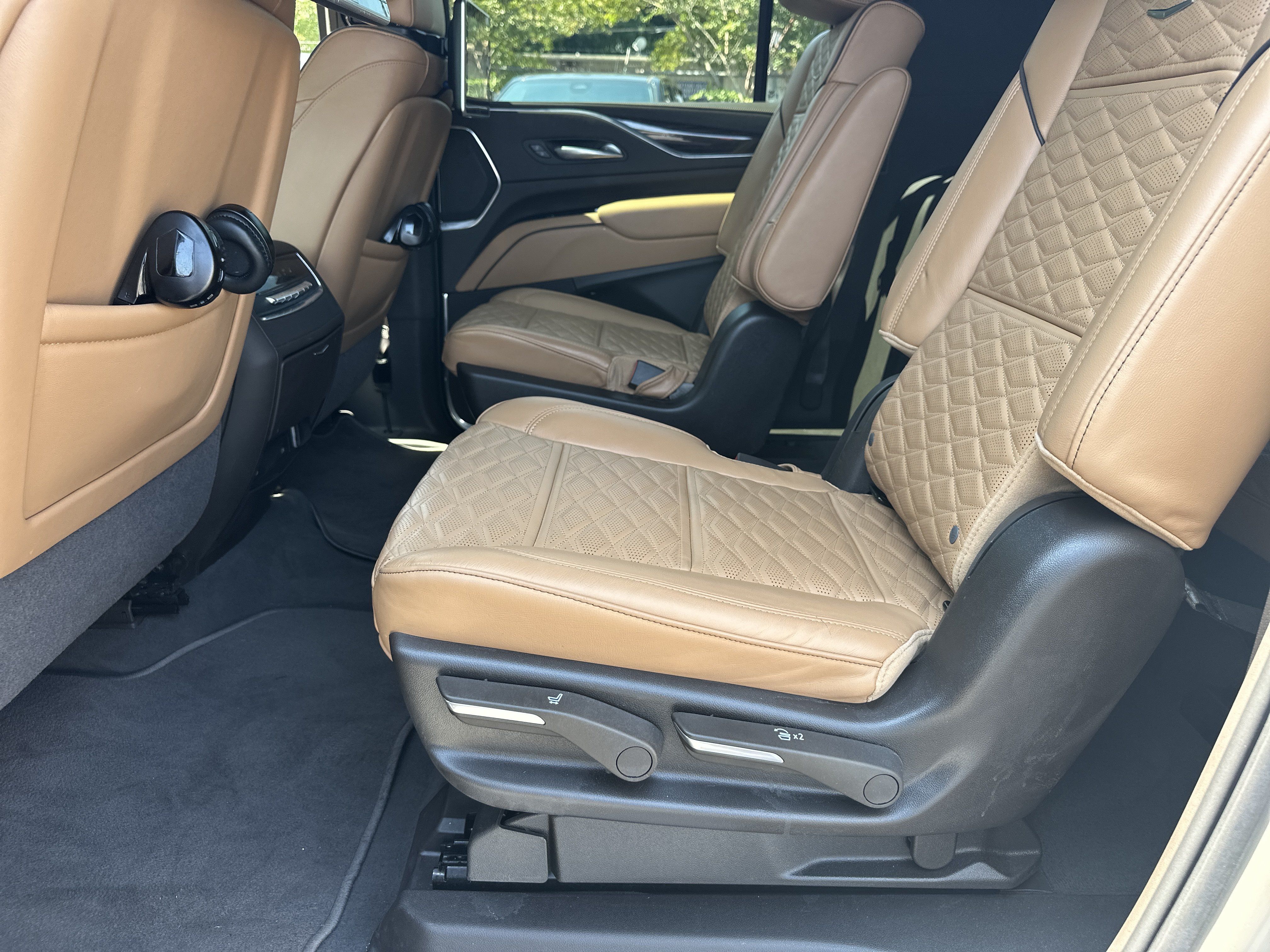 Used 2022 Cadillac Escalade ESV Premium Luxury AWD/4WD image 24