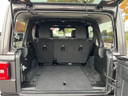 Used 2025 Jeep Wrangler Sahara image 30