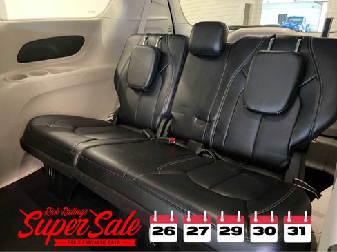 Used 2024 Chrysler Pacifica Touring-L image 14