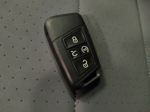 Used 2025 Volkswagen Jetta SE FWD image 32