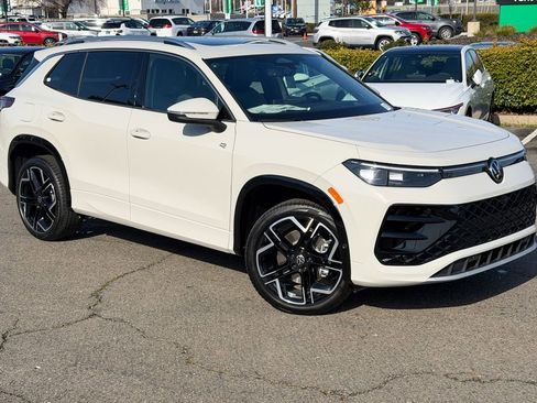 New 2026 Volkswagen Tiguan SEL R-Line image 3