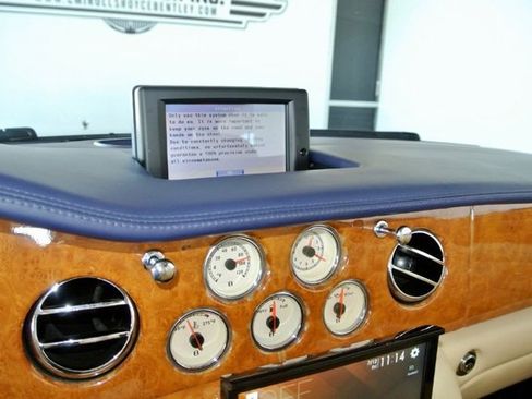 Used 2009 Bentley Azure RWD image 16